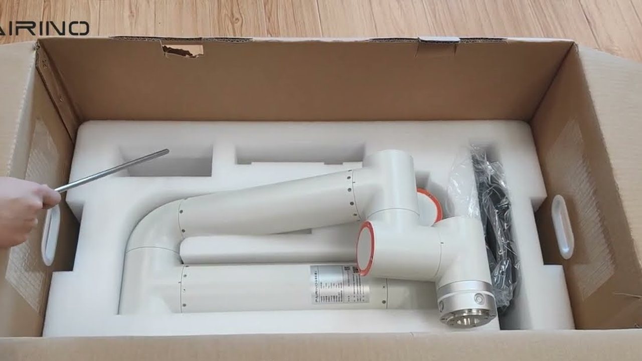 Nowy robot FAIRINO w oryginalnym kartonie i piance transportowej.