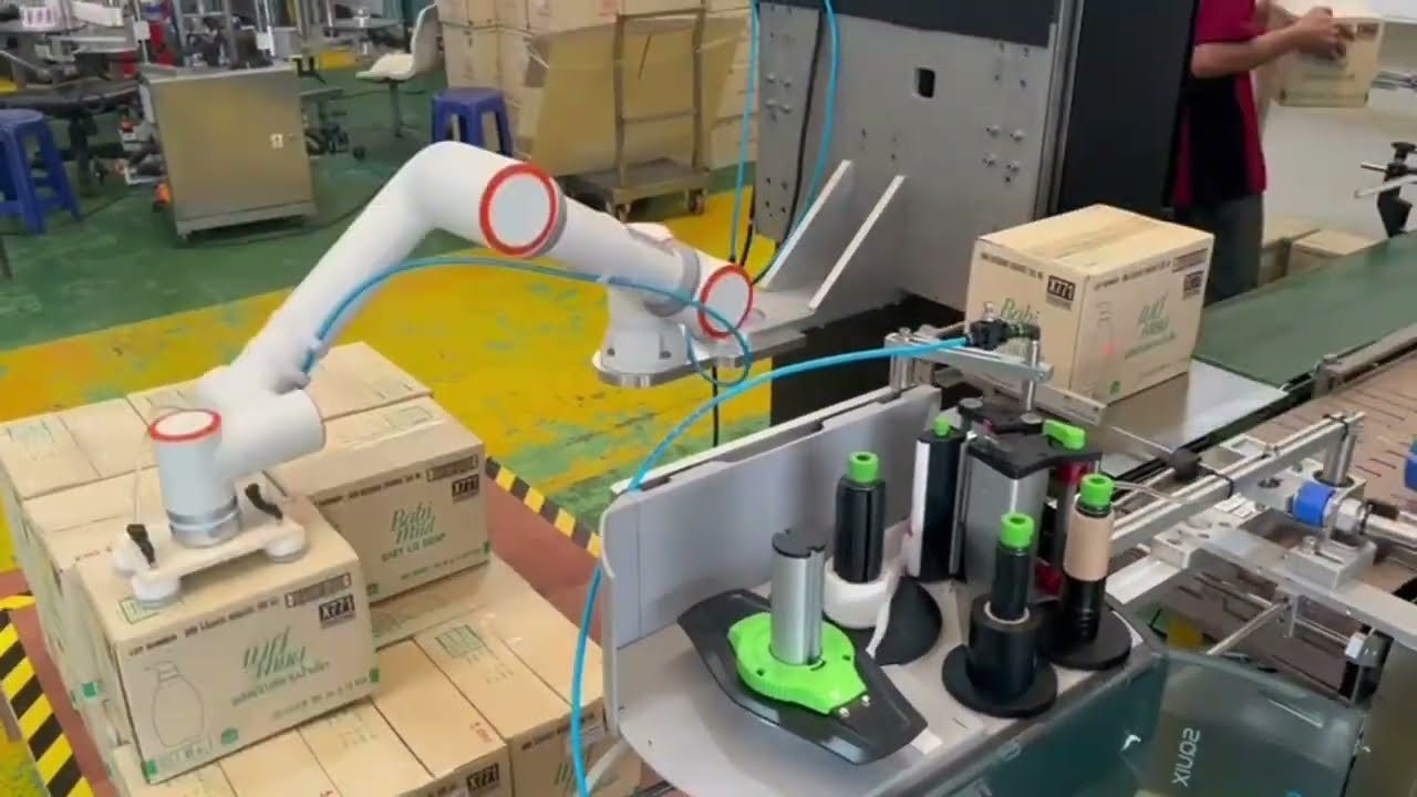 Robot FAIRINO z chwytakiem podciśnieniowym przenosi kartony w aplikacji paletyzacji.