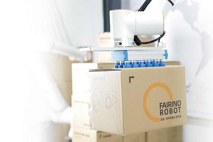 Chwytak podciśnieniowy robota FAIRINO podnosi karton.